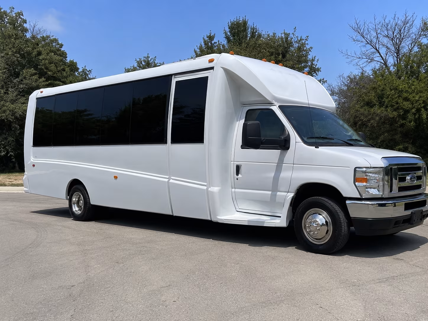 Lakewood Birthday, Sweet 16, & Quinceañera Transportation party bus exterior